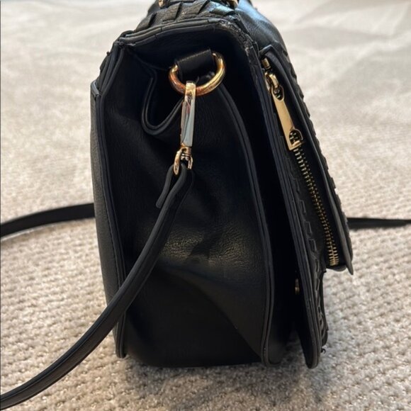 ❤️Vici —Urban Expressions Black and Gold Shoulder Bag with Saddle Shape - Picture 3 of 10